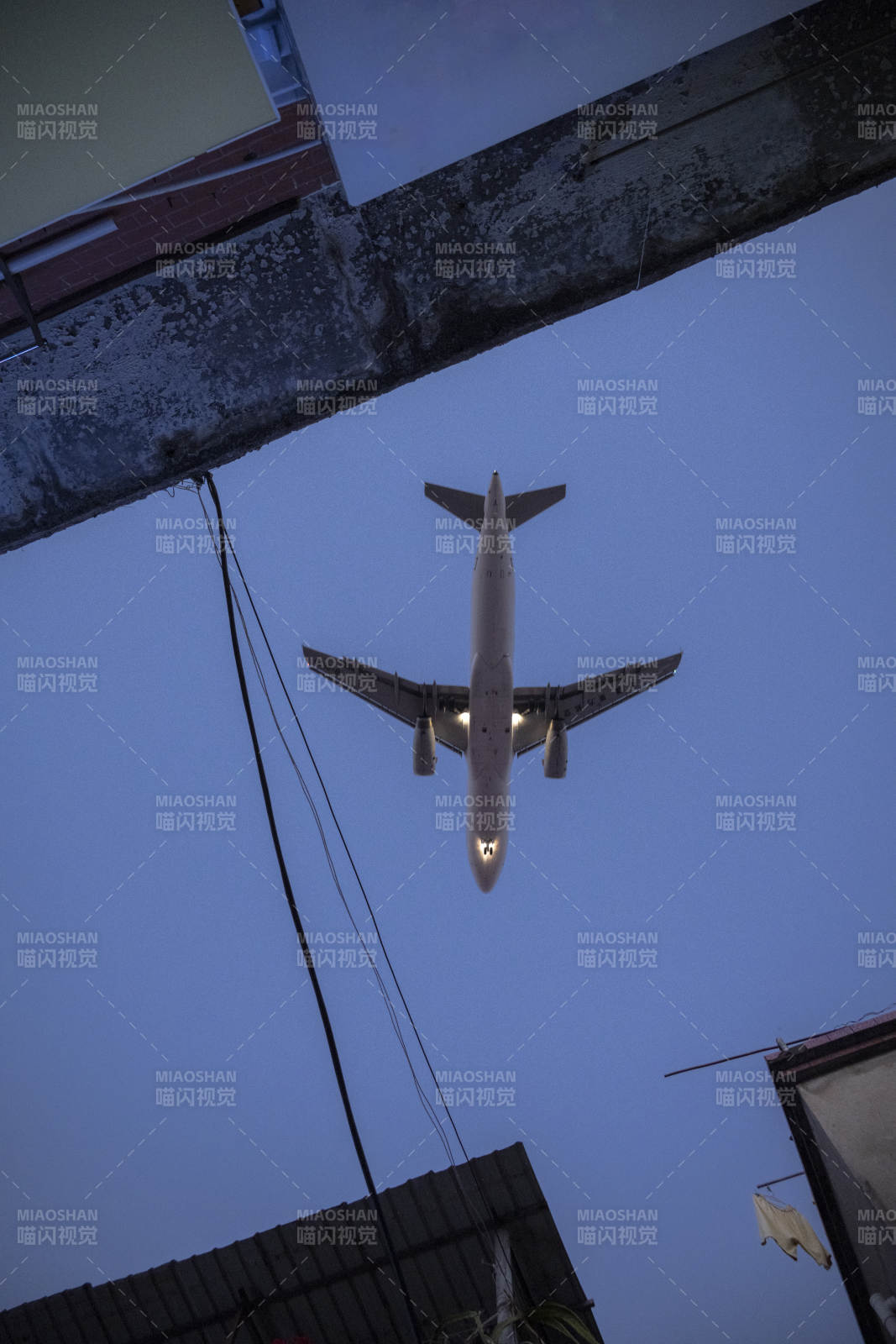 飛機低空飛過城市