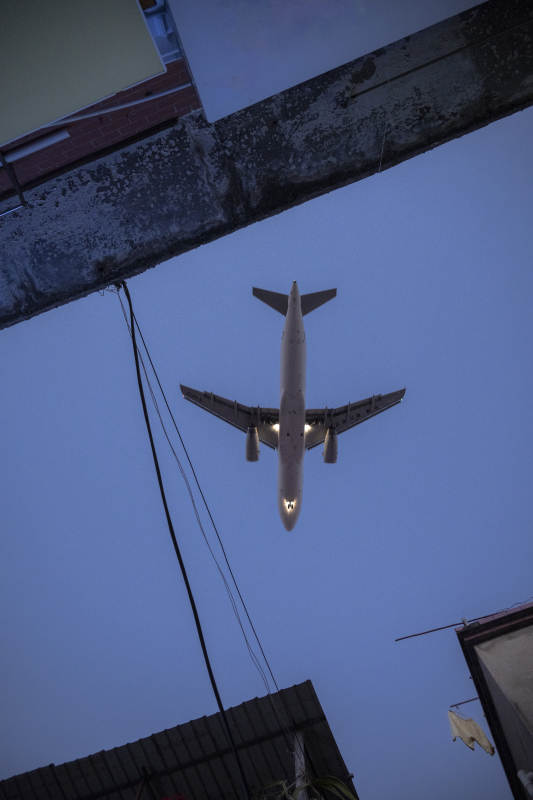 飛機低空飛過城市