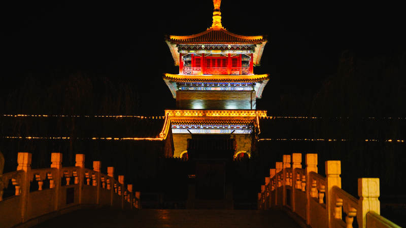 夜色中的古塔橋