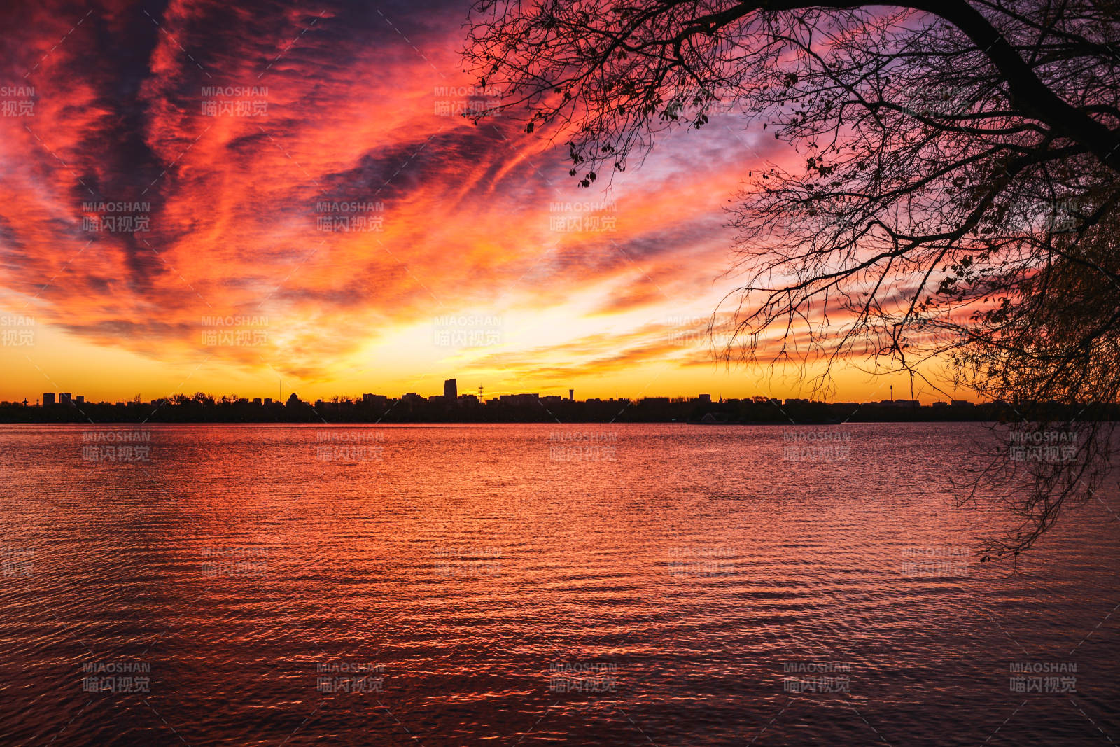 湖畔晚霞映天際