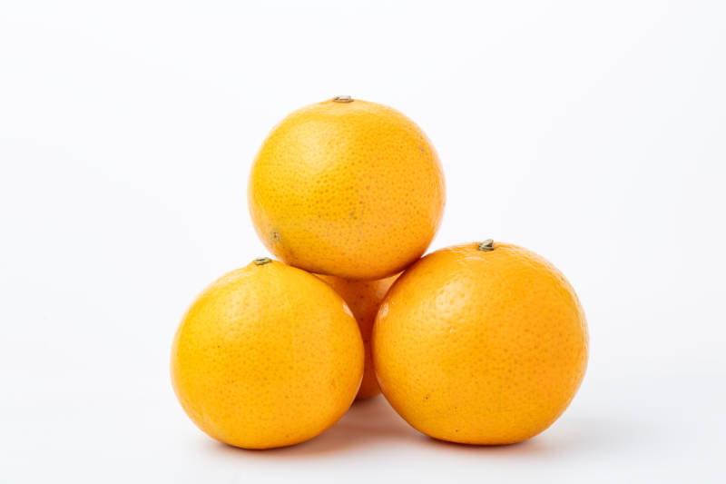 三顆橙子堆疊