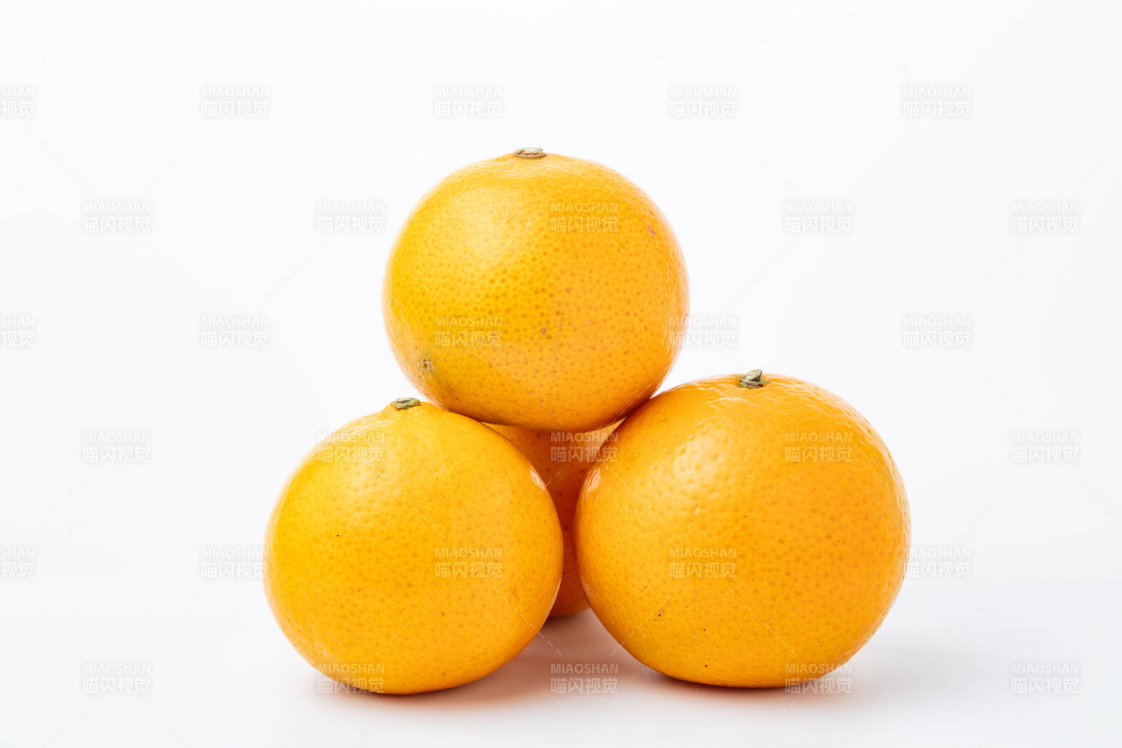 三顆橙子堆疊