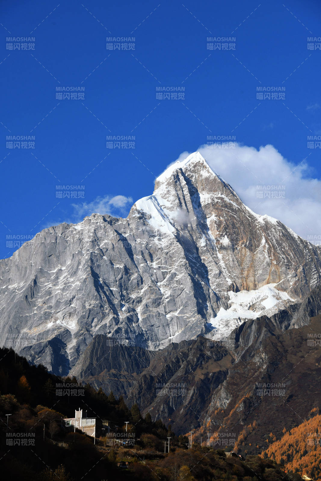 雪山巍峨入云間