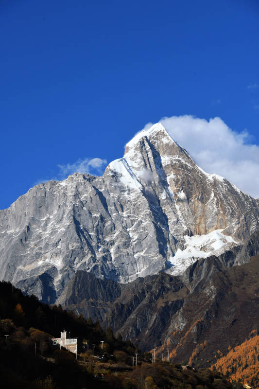 雪山巍峨入云間