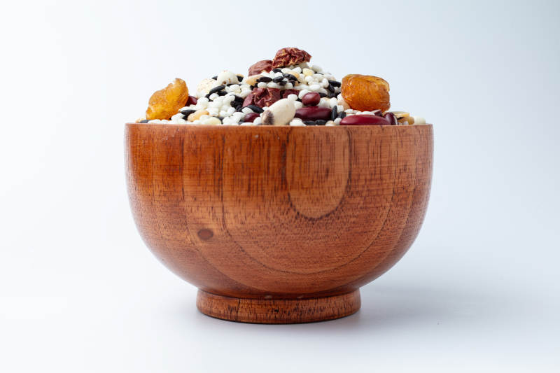 木碗堅(jiān)果混合物
