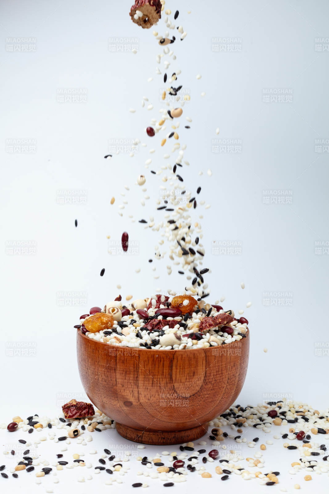 臘八米飛入木碗