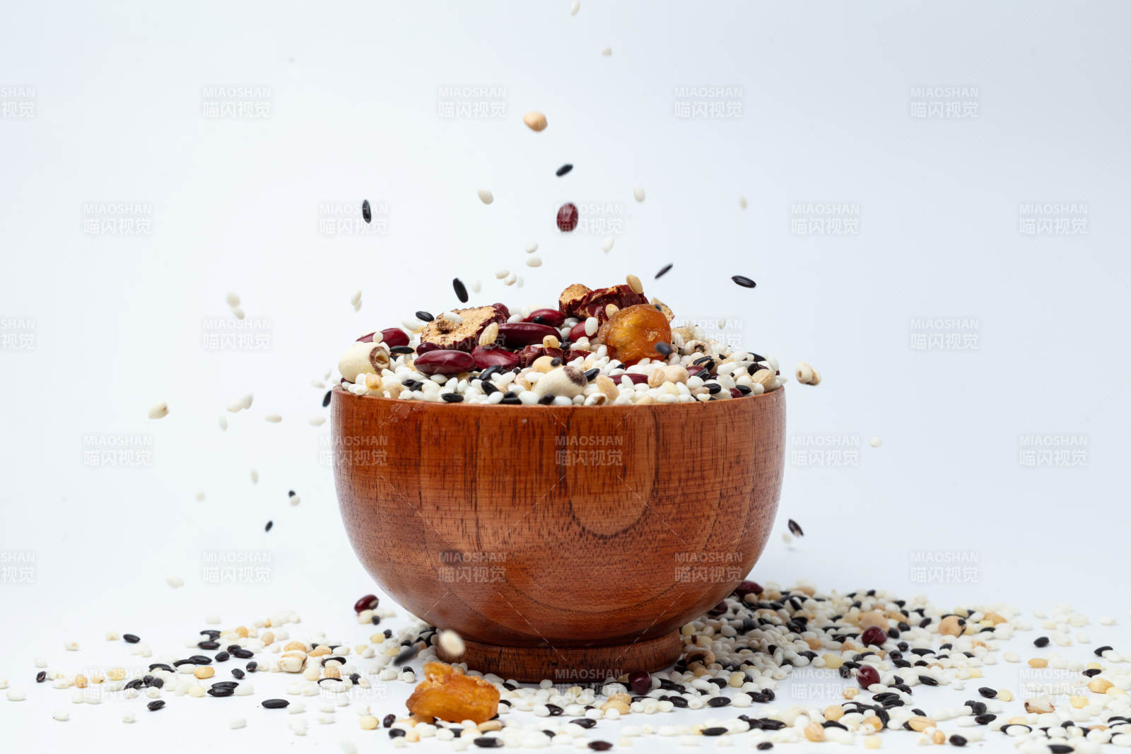 臘八米飛濺入木碗