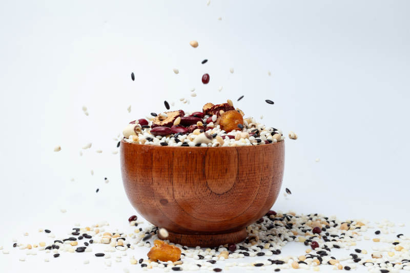 谷物飛濺入木碗