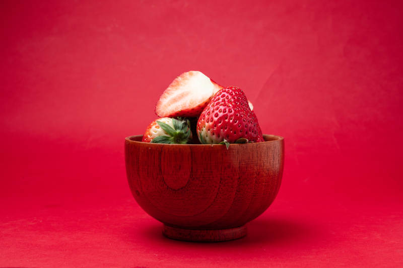 草莓木碗紅背景