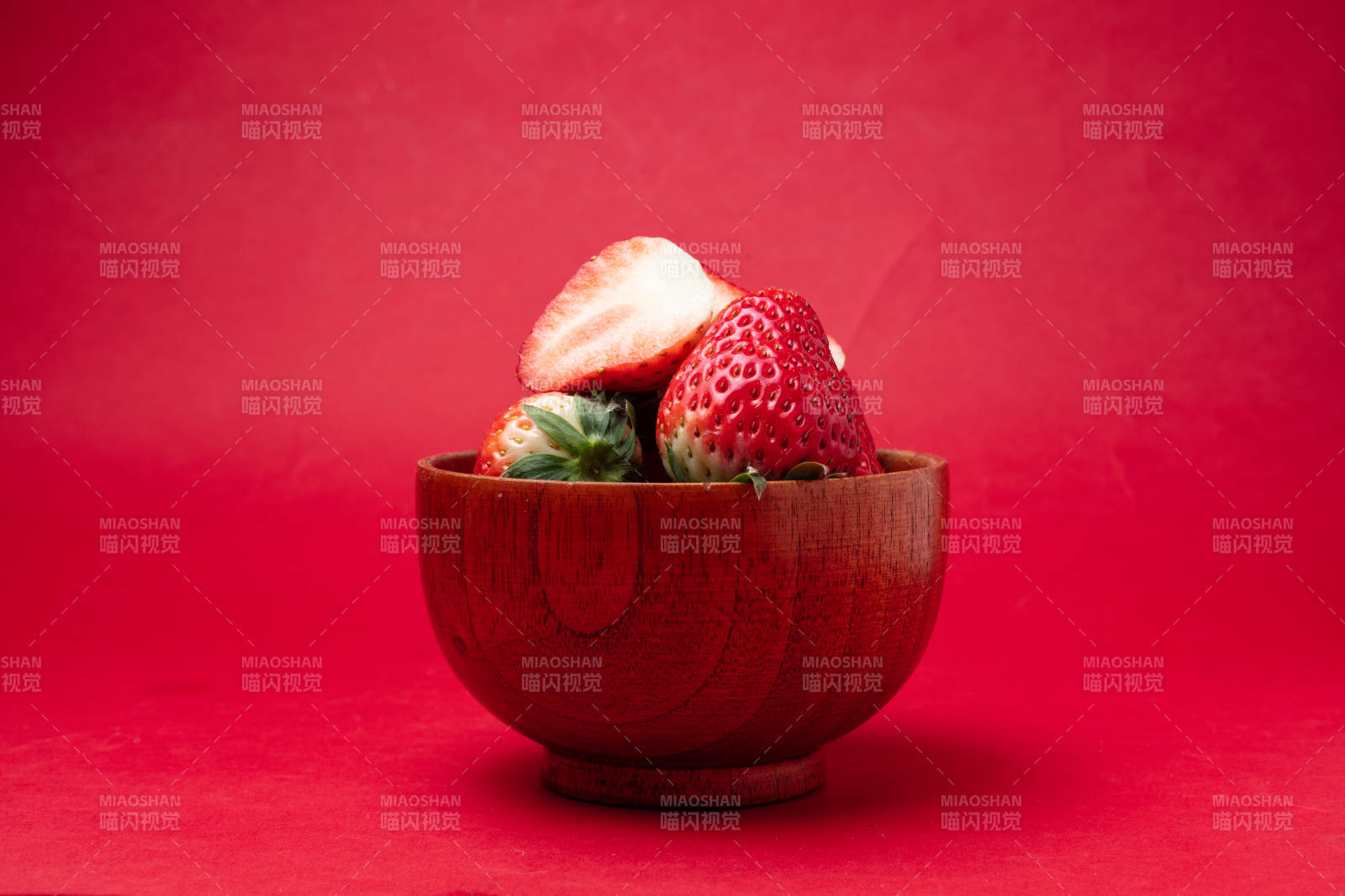 草莓木碗紅背景