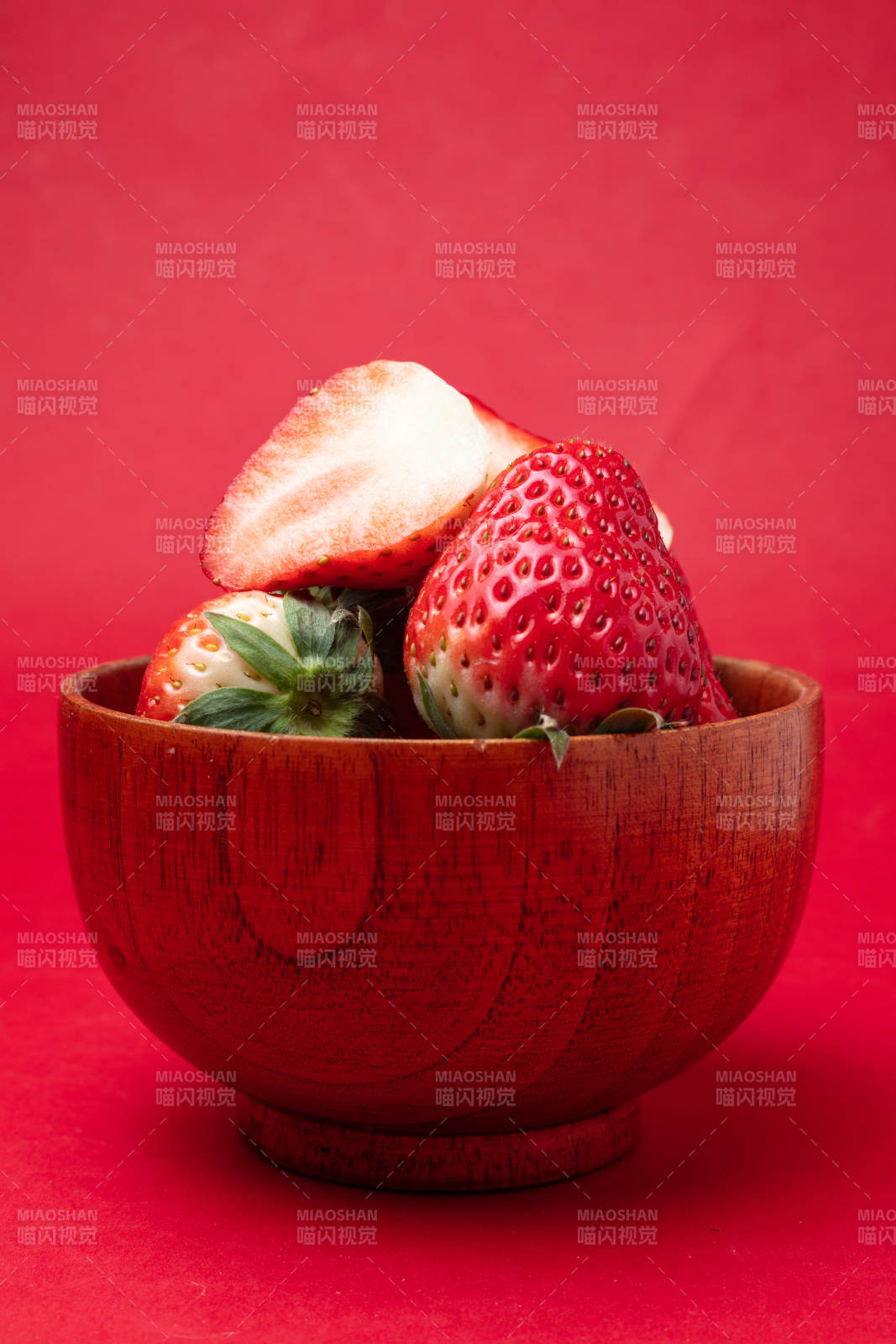 红碗中的新鲜草莓