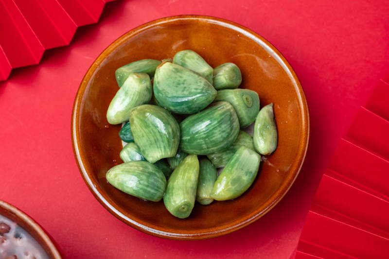 青橄欖盛于陶碗中