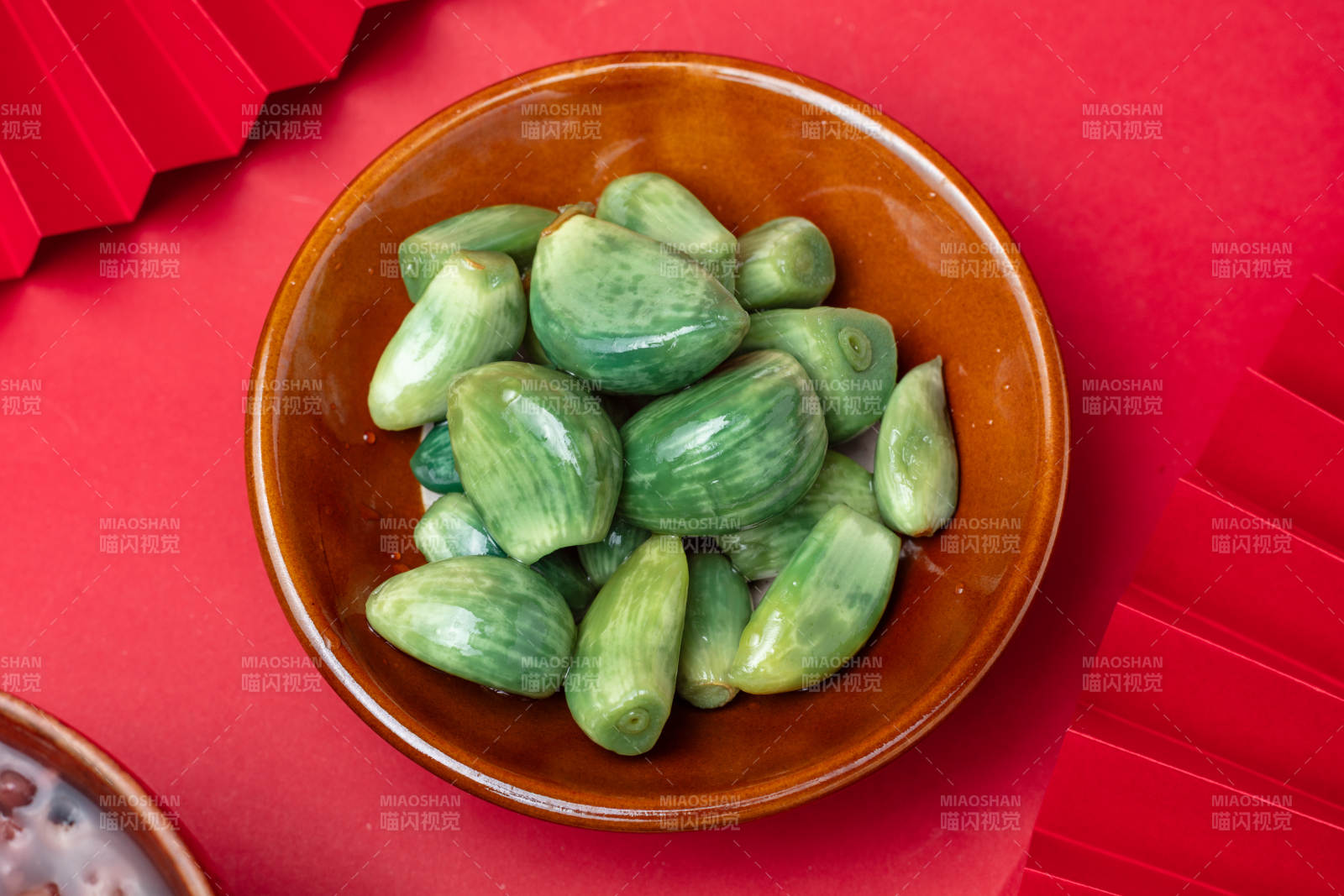 腊八蒜盛于陶碗中