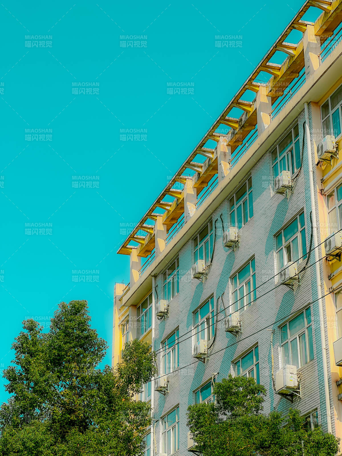 藍天下的建筑一角