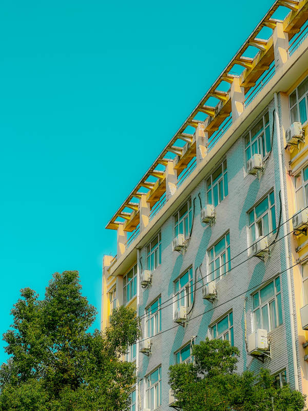 藍天下的建筑一角