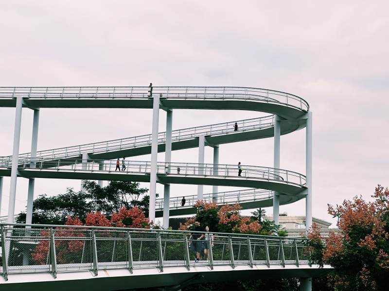 螺旋步道上的行人