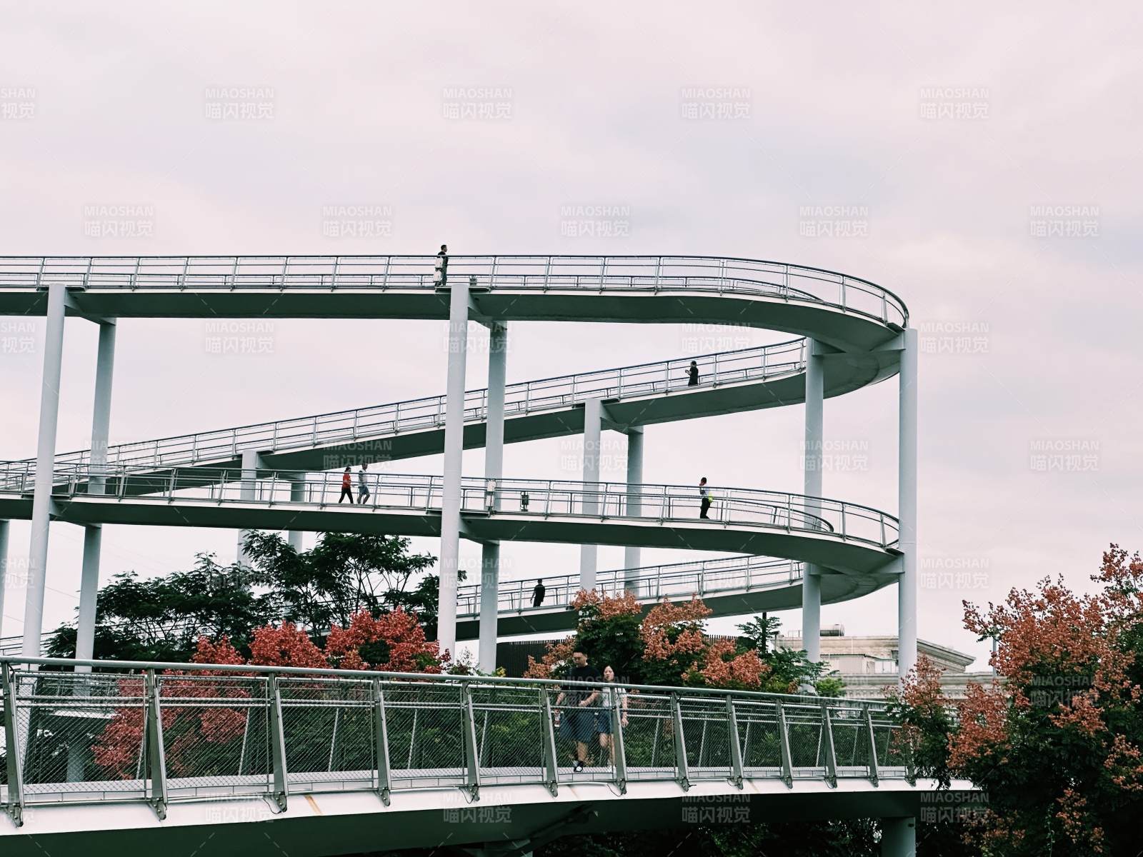 螺旋步道上的行人