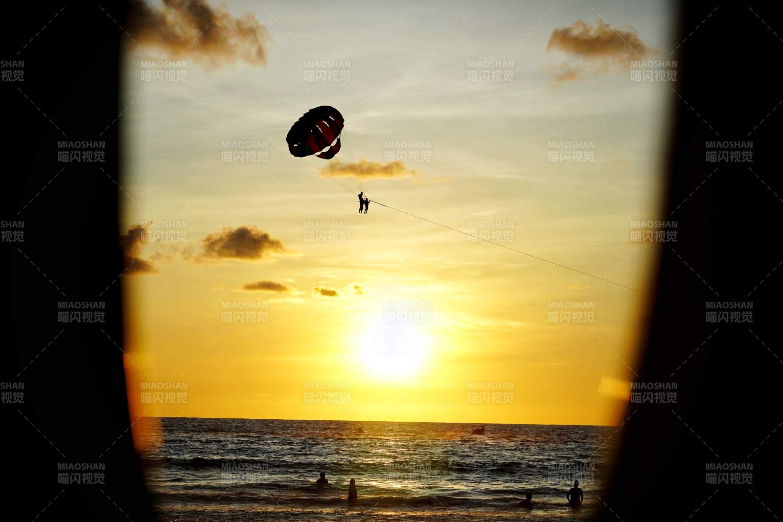 夕陽下的滑翔傘