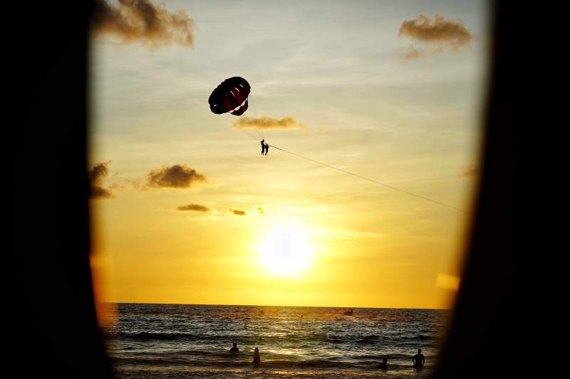 夕阳下的滑翔伞