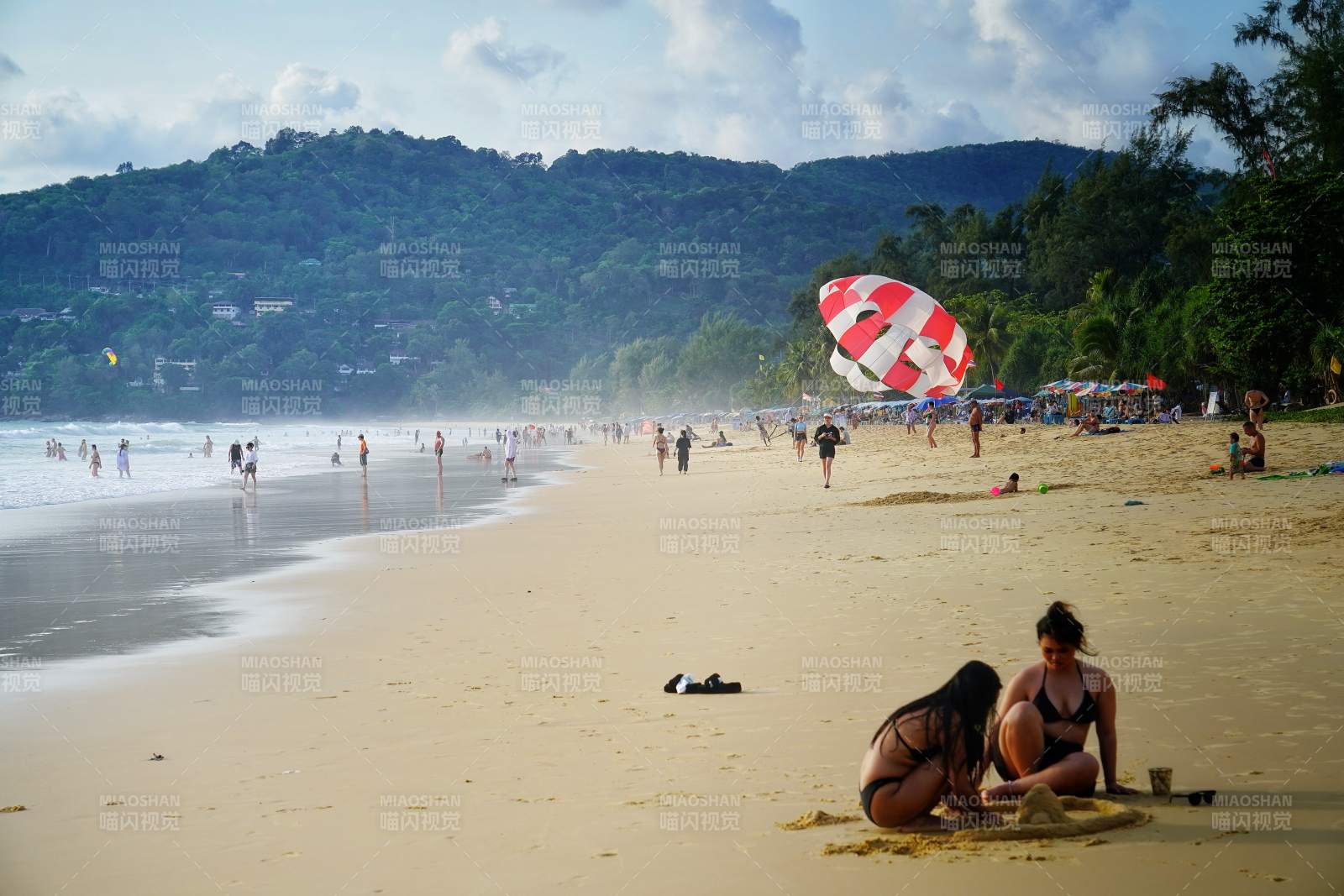 泰國(guó)芭東海灘沙灘上的悠閑時(shí)光