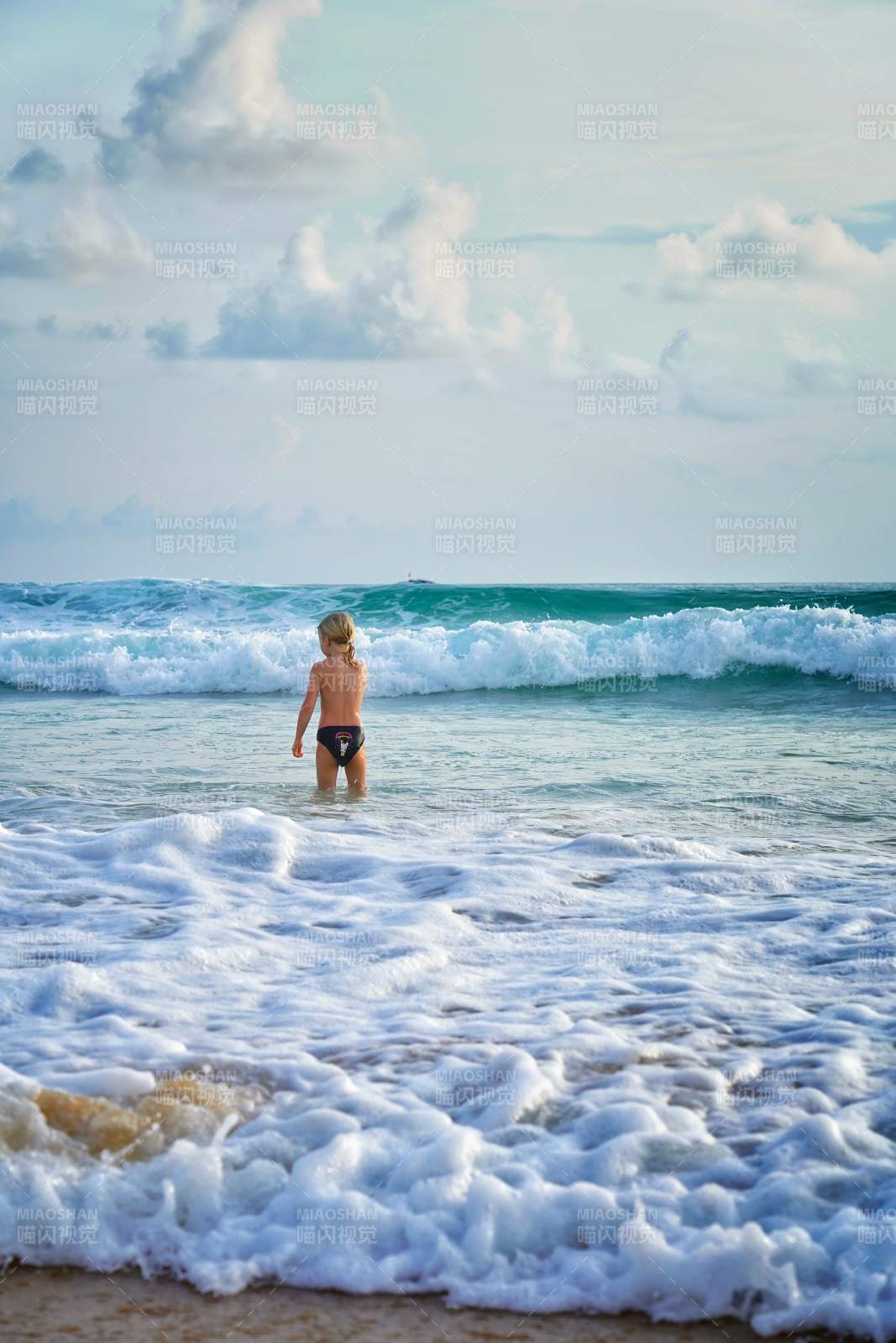 海邊嬉戲的孩童