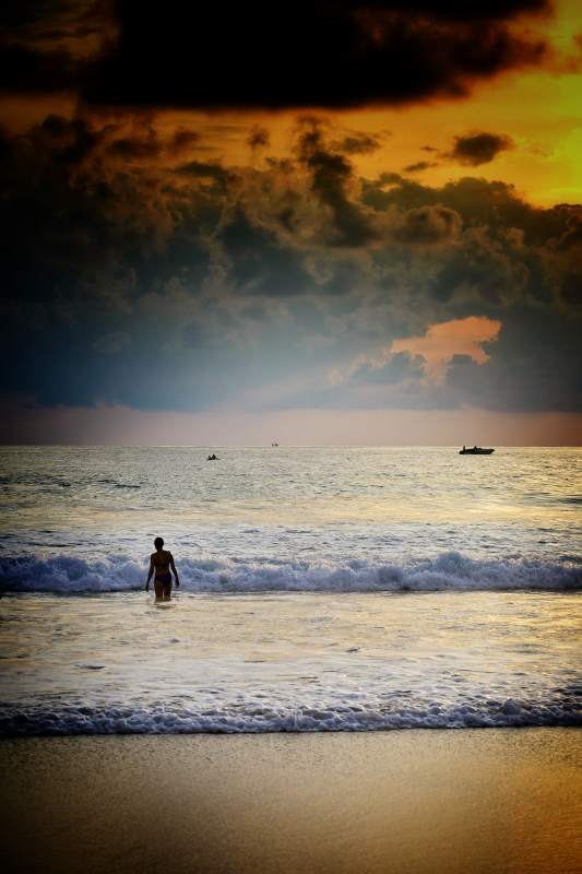 夕阳下的海滩剪影