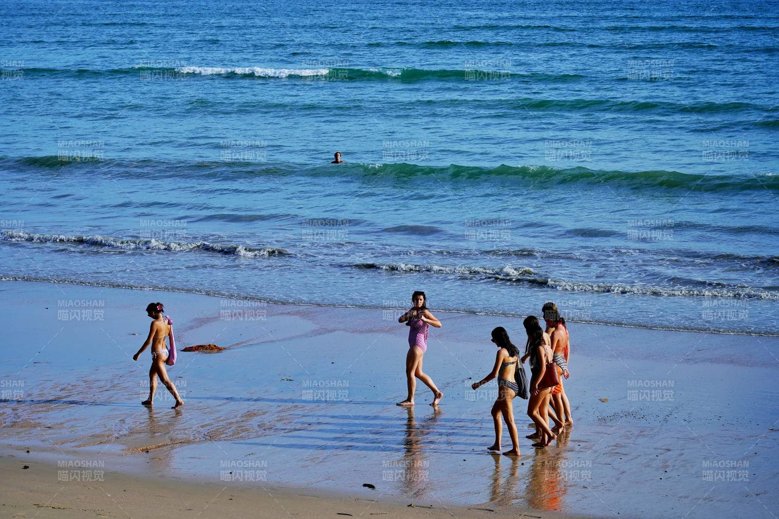 泰國甲米海灘上的少女們