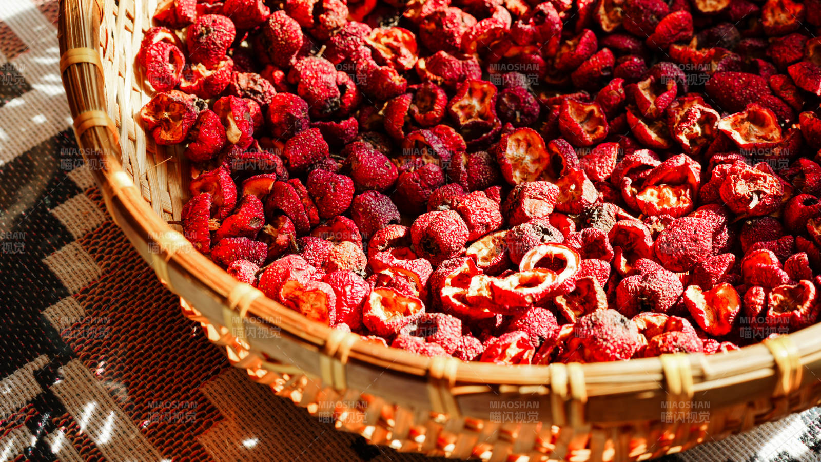 曬干的山楂片滿籃