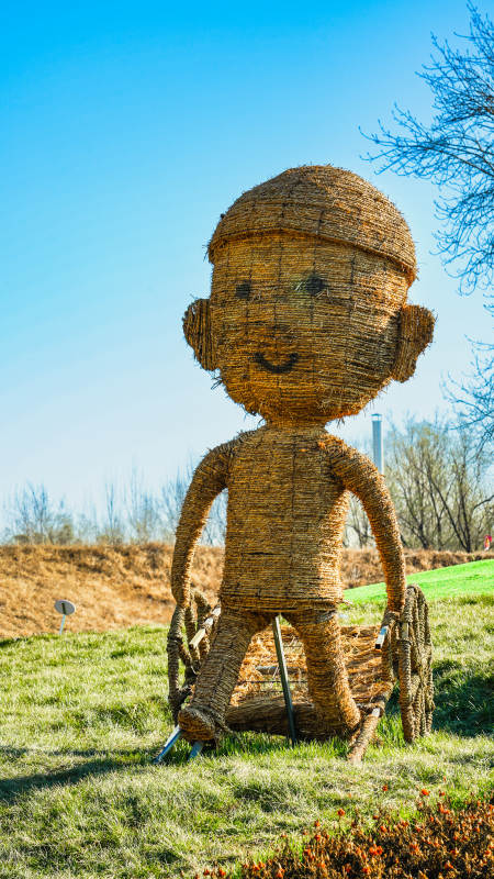 稻草人坐椅雕塑