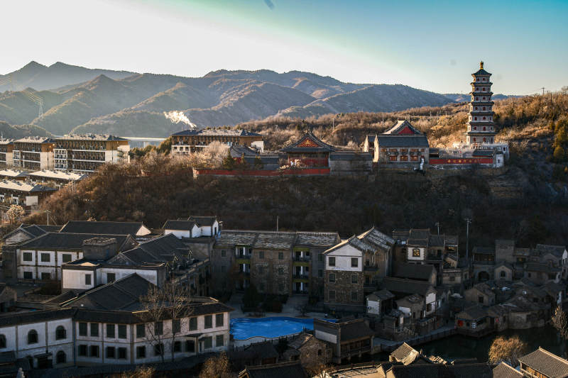 山间古塔小镇风光