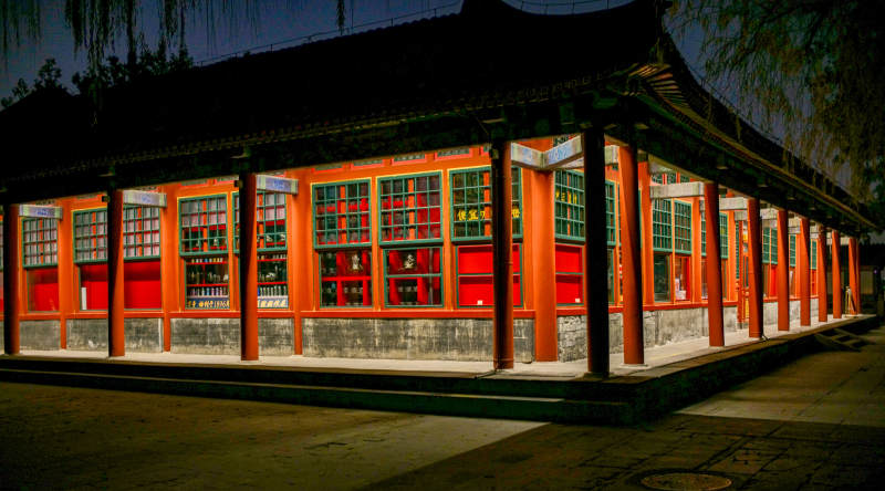 红墙古建筑夜景