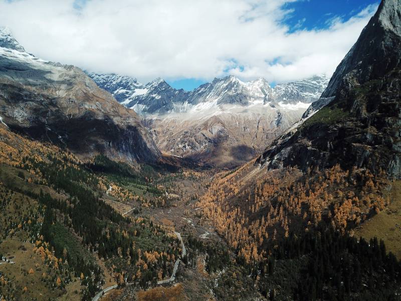 秋山雪峰壯麗景色