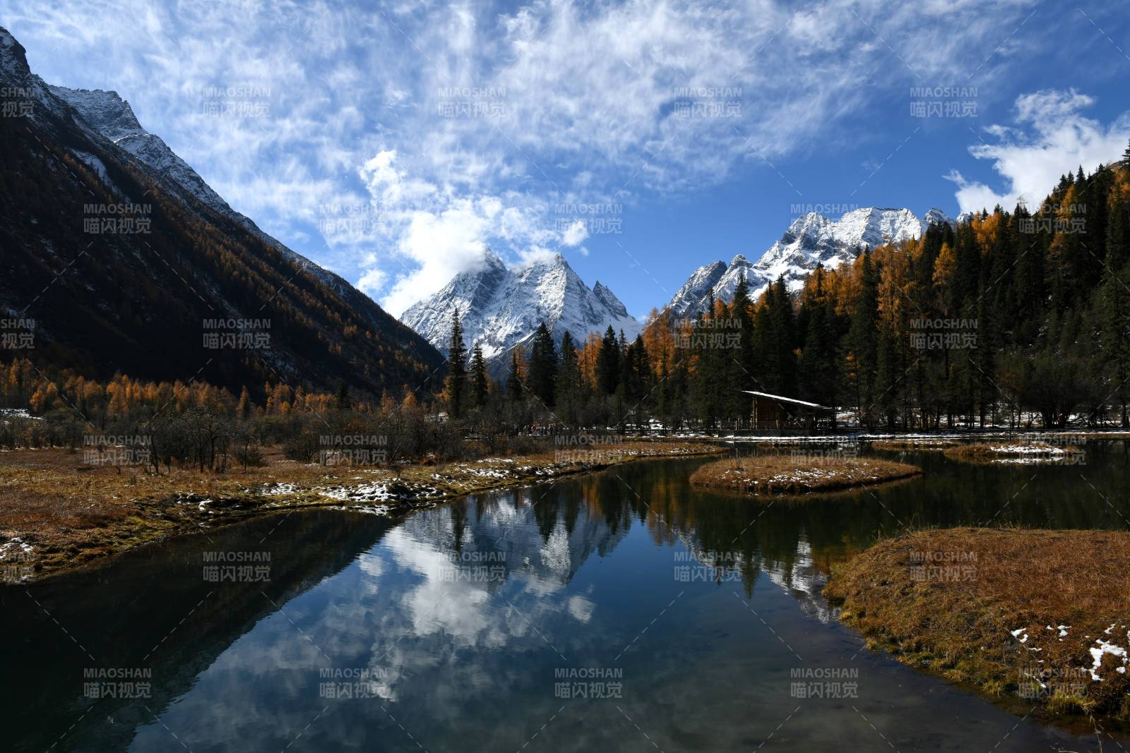 雪山倒影湖光秋色