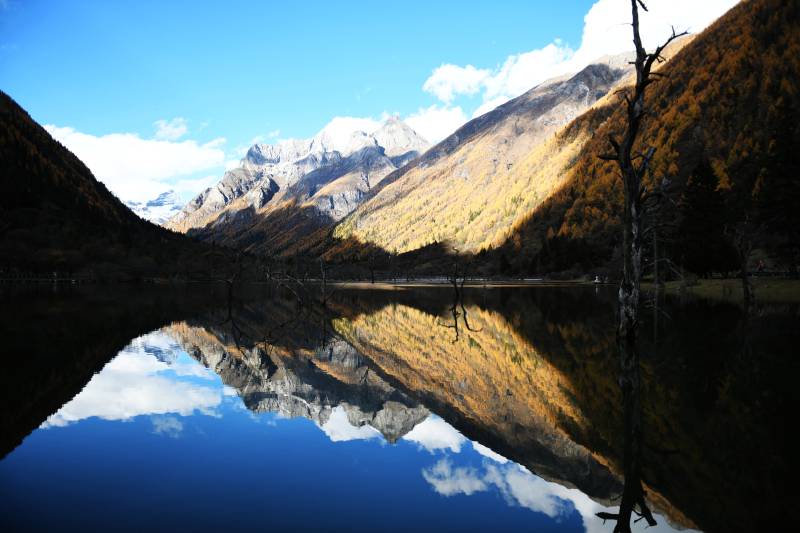 湖光山色倒影美