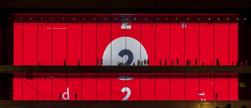 紅色巨幕前的人影