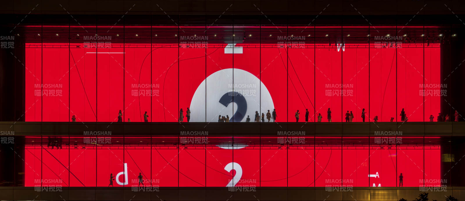 紅色巨幕前的人影