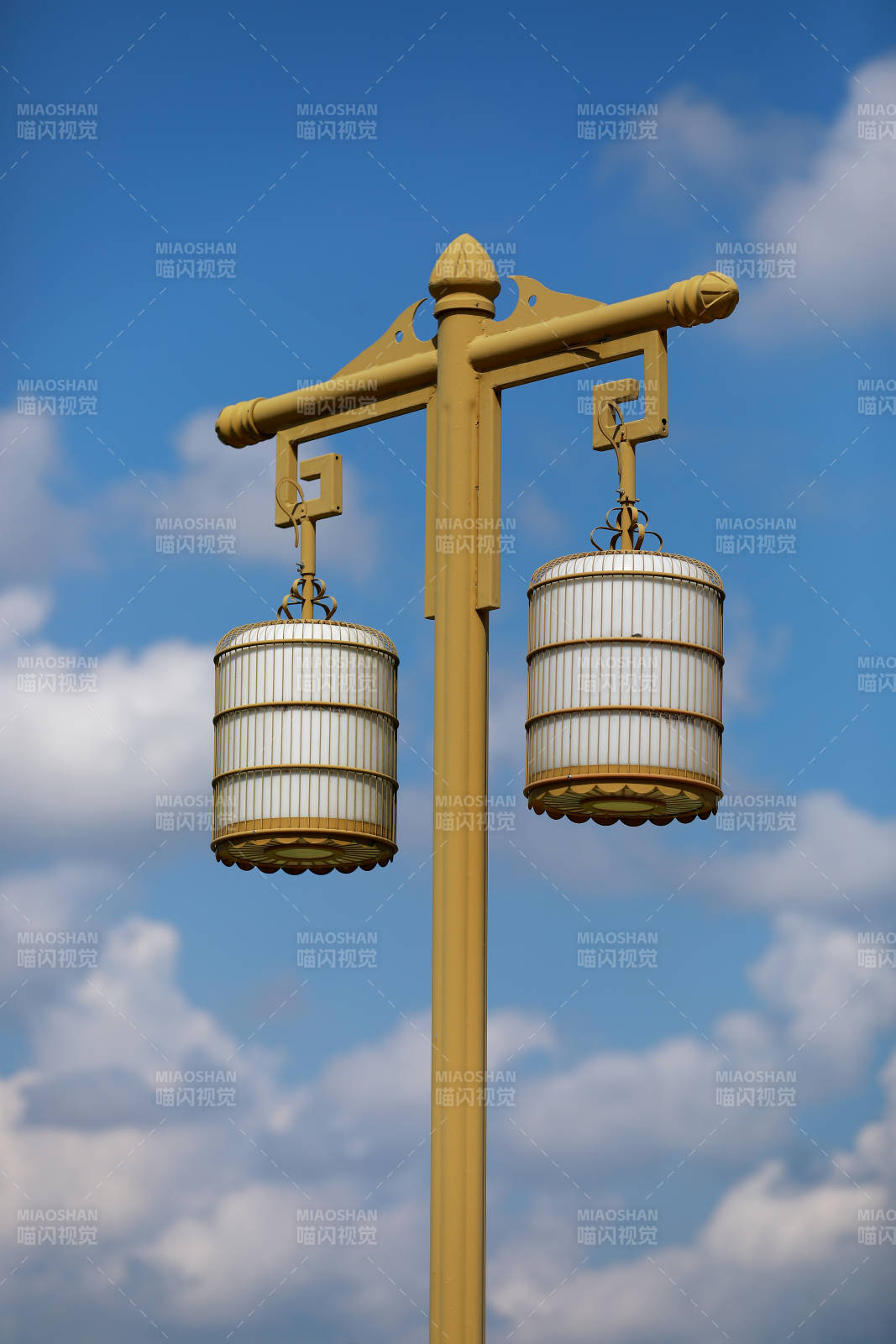 双灯映蓝天-摄影图