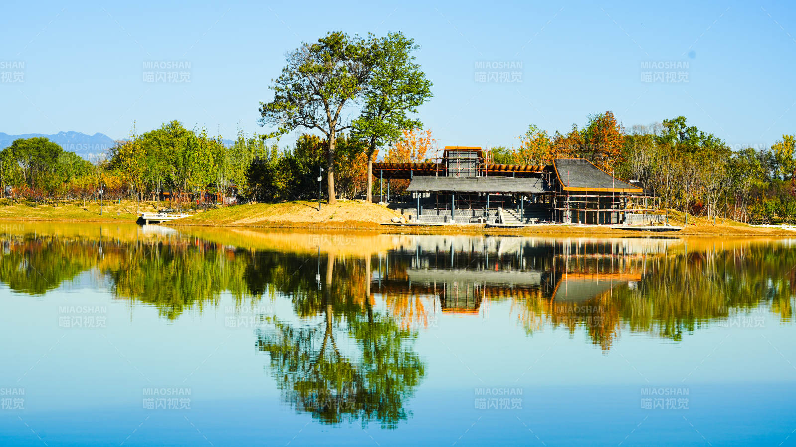 玉河濕地公園湖畔靜謐小屋-攝影圖