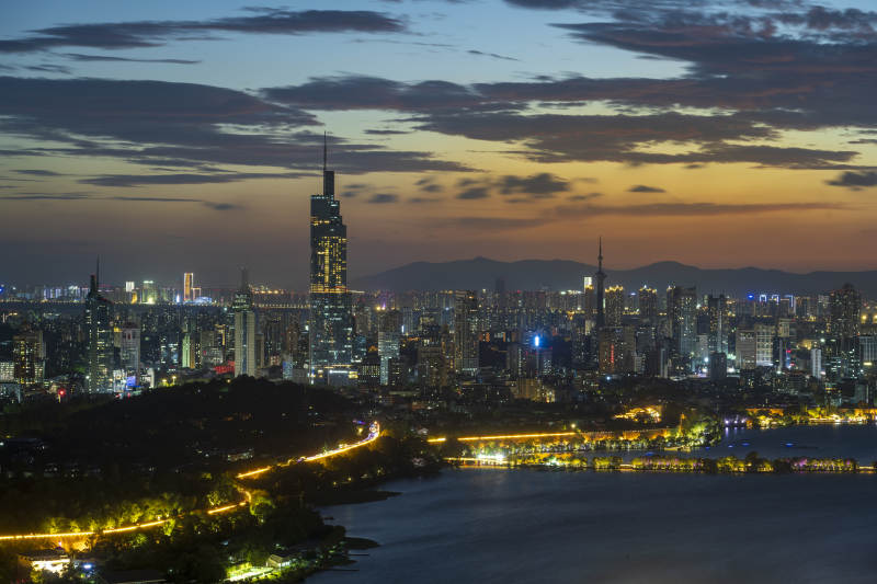 夜幕下的城市天際線