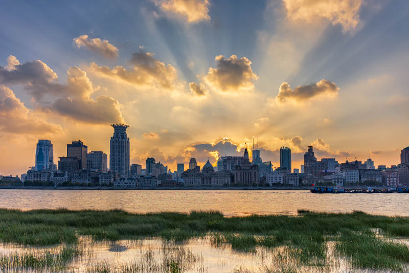 城市晨曦映水光