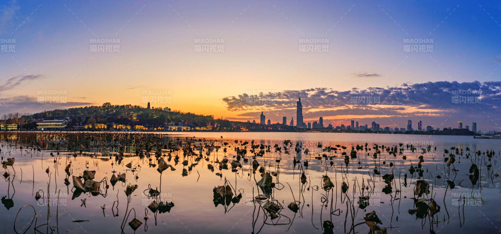 湖畔城市日落美景