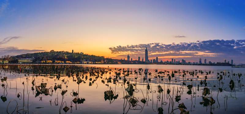 湖畔城市日落美景