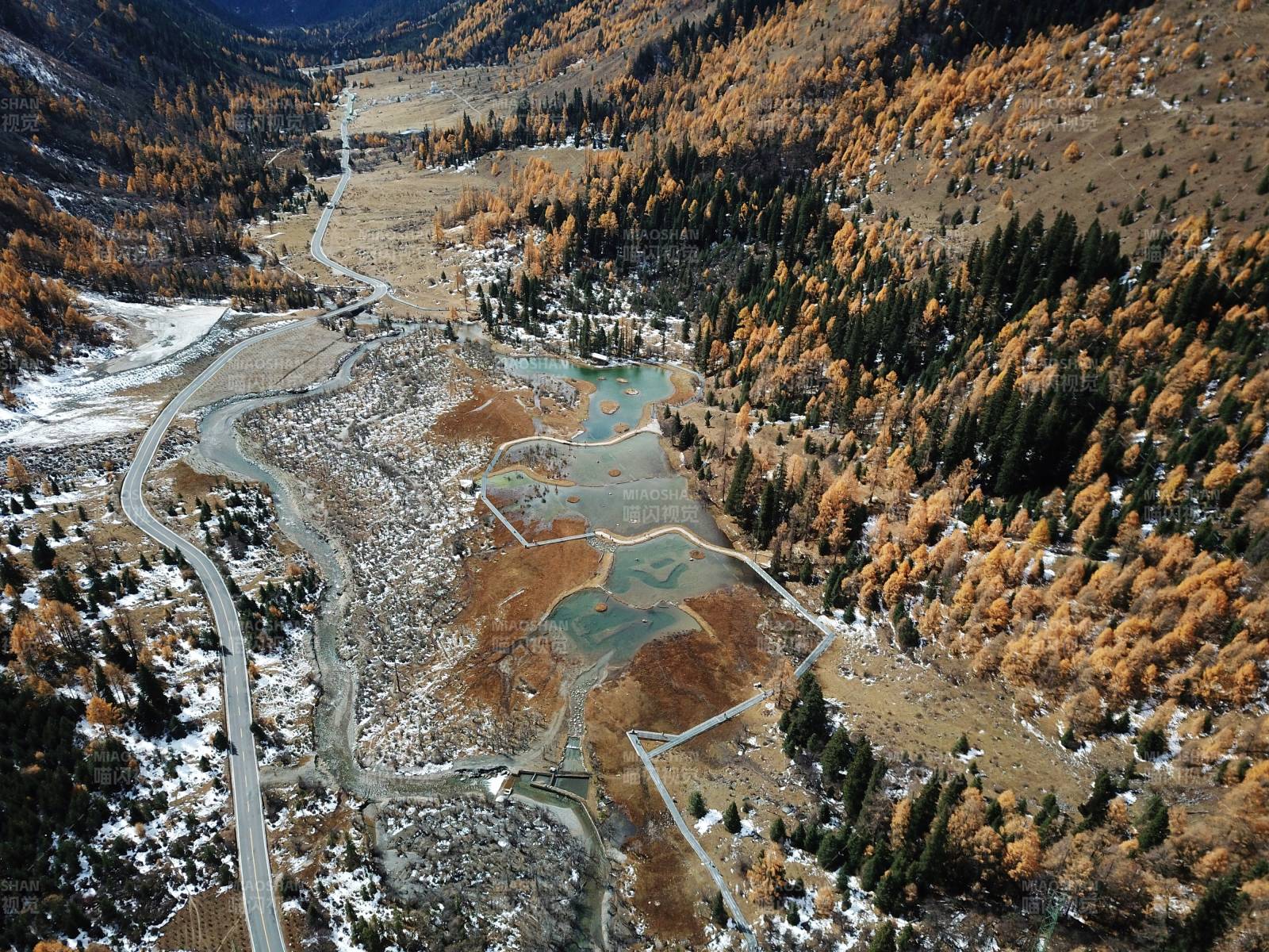 秋山湖景航拍圖