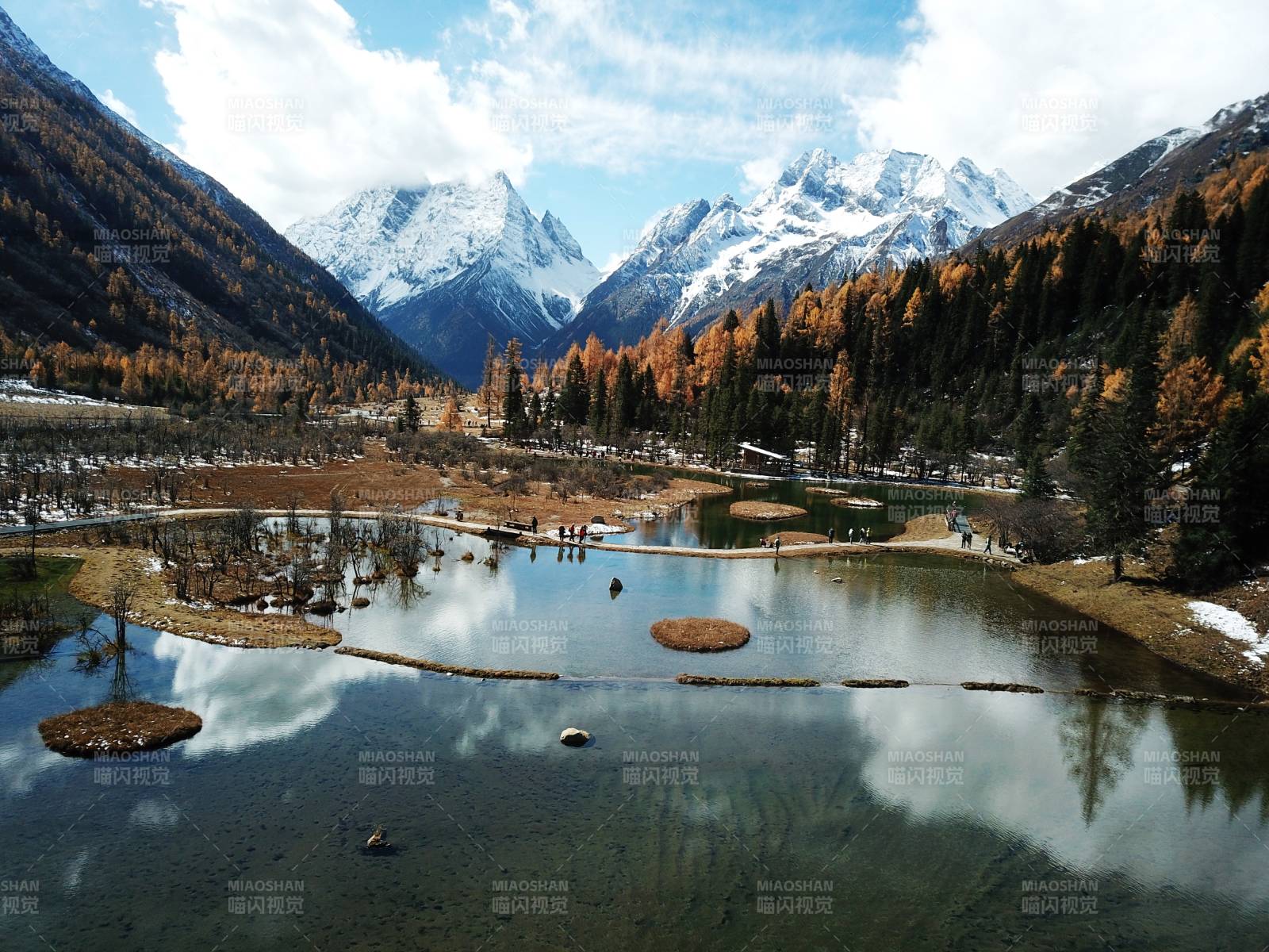 四姑娘山双桥沟雪山倒影湖光秋色-摄影图