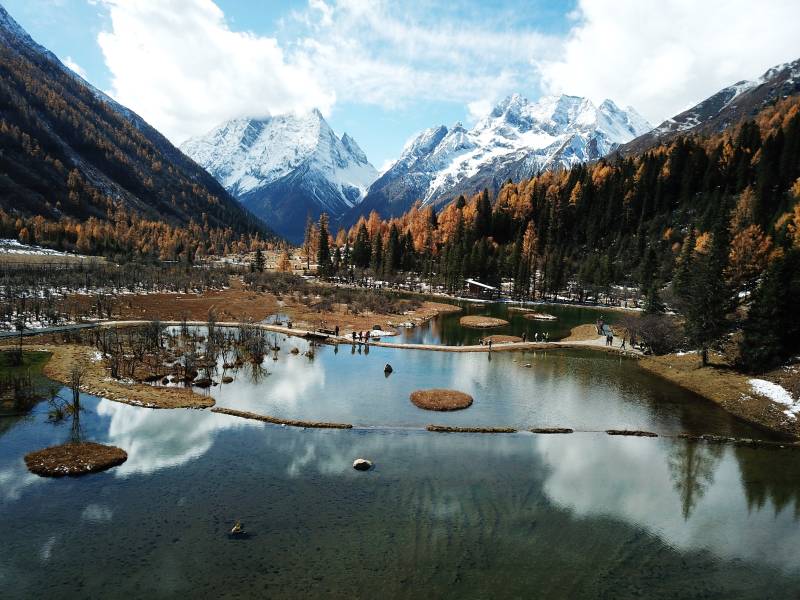 雪山倒影湖光秋色