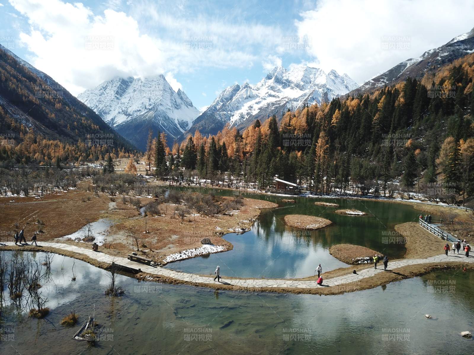 四姑娘山雙橋溝雪山湖畔秋景