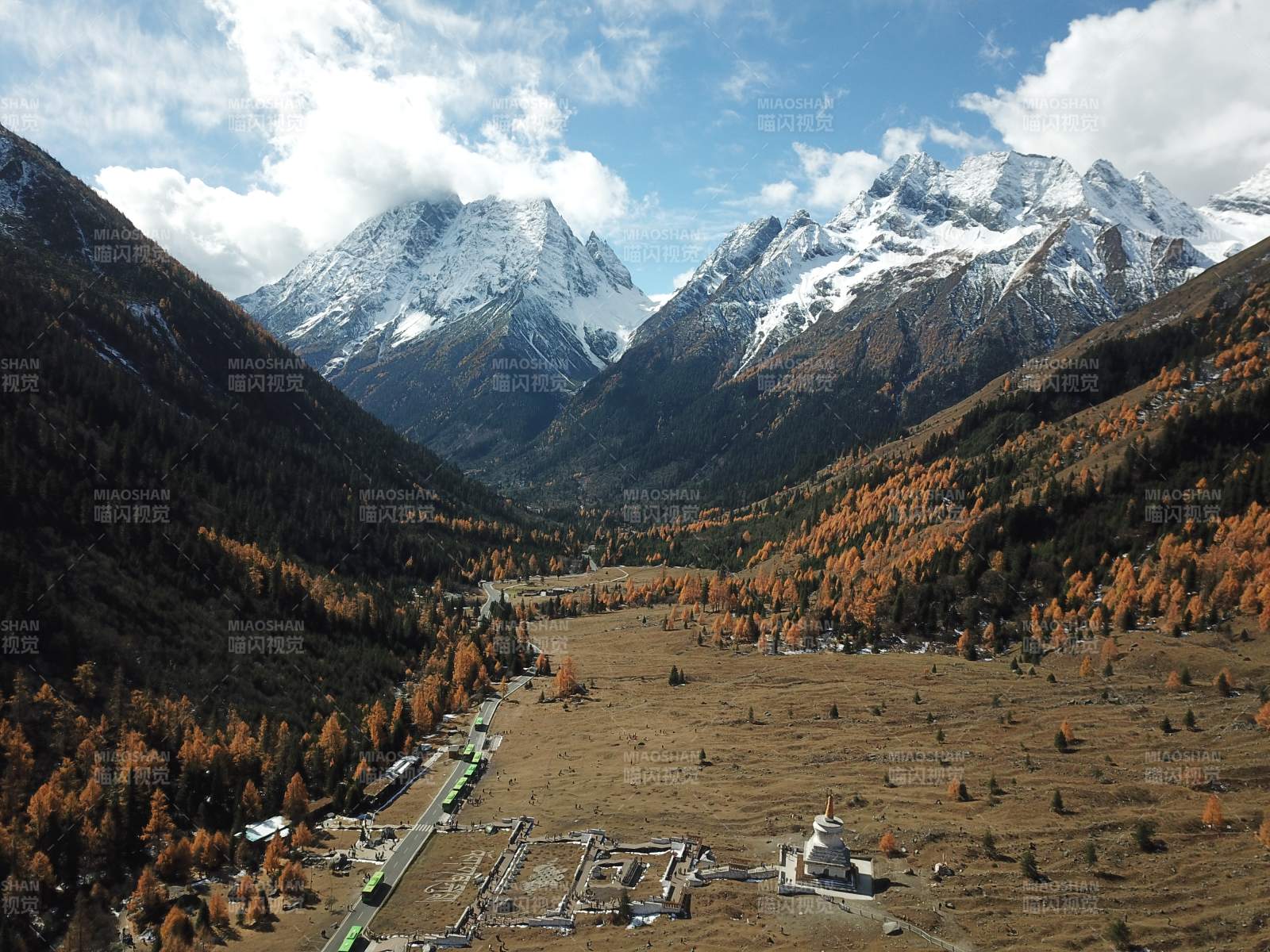 四姑娘山双桥沟雪山秋谷风光-摄影图