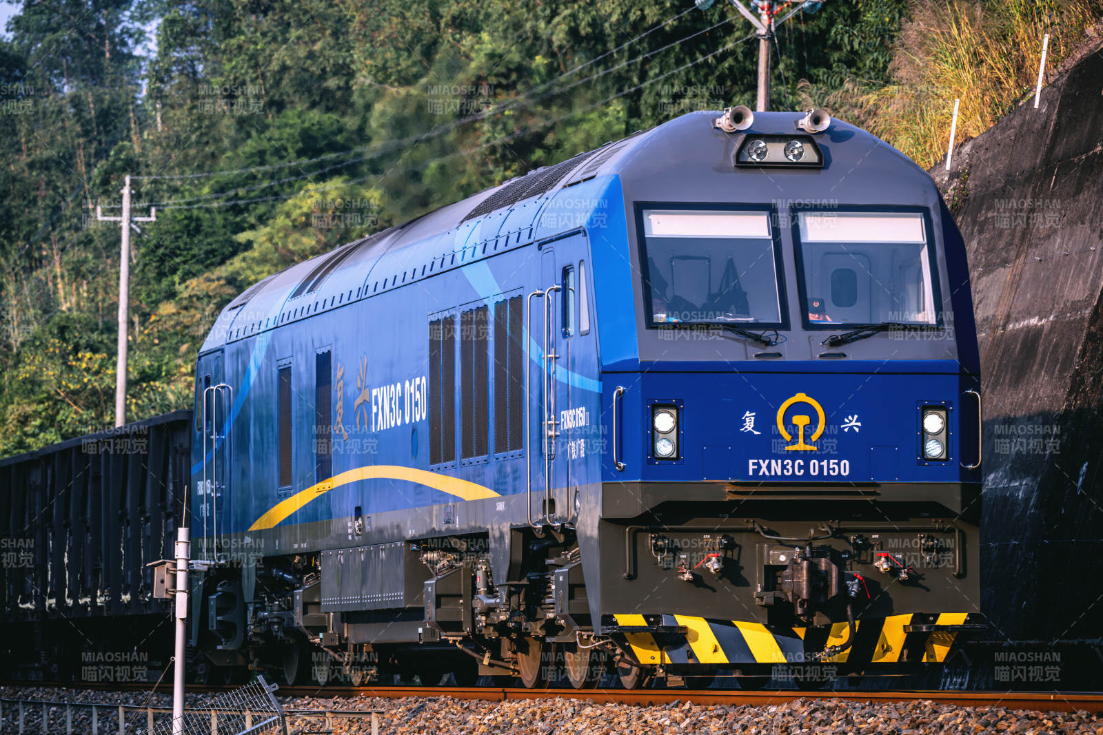 蓝色货运列车行驶中-摄影图