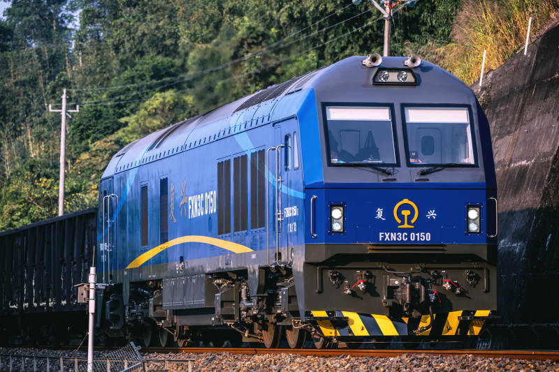 藍色貨運列車行駛中