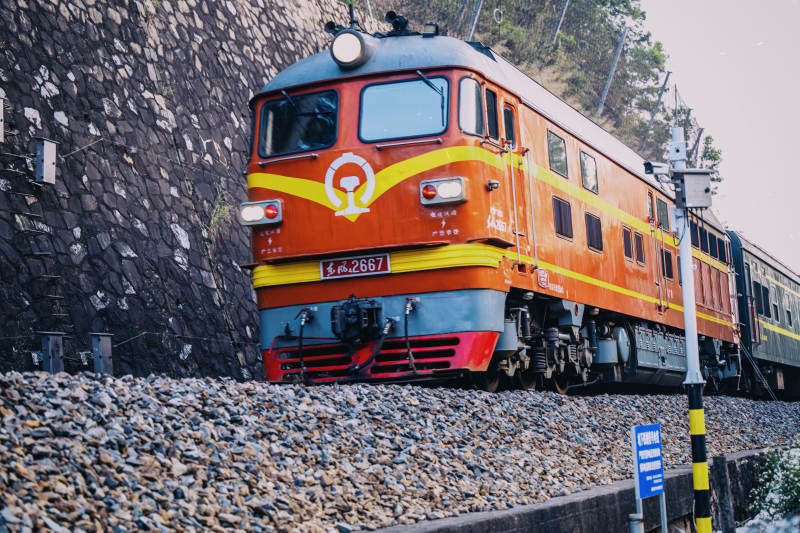 橙色火車穿行山間